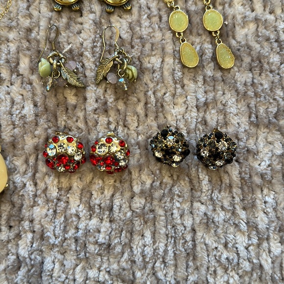 Gold Jewelry Bundle (Necklace, Earrings, Hair Comb) - Picture 6 of 6